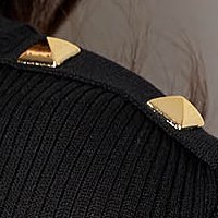 Kötött szűk szabású pulóver - fekete, vállrésznél szegecsekkel díszített