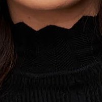 Fekete kötött pulóver, szűk szabású