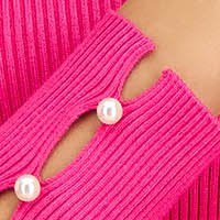 Kötött szűk szabású csíkozott anyagú pulóver - pink, kivágással és gyöngy díszítéssel az ujjakkon