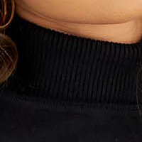 Pulover din tricot negru mulat cu guler inalt