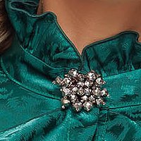 Bluza dama din satin verde-inchis mulata cu jabou accesorizat cu brosa