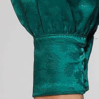 Bluza dama din satin verde-inchis mulata cu jabou accesorizat cu brosa