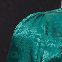 Bluza dama din satin verde-inchis mulata cu jabou accesorizat cu brosa