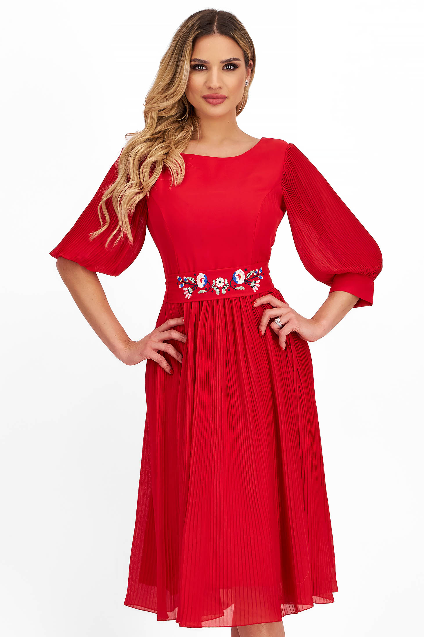 Piros ruha - StarShinerS midi harang rakott, pliszírozott muszlin virágos hímzés