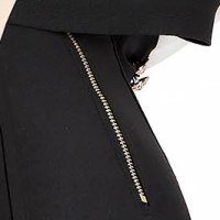 Fekete női kosztüm dekoratív gombokkal szűk szabású