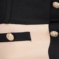 Fekete női kosztüm dekoratív gombokkal szűk szabású