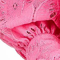Pink csipkés anyagból rövid ruha egyenes övvel ellátva