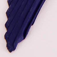 Vékony nyomott anyagból készült sötétkék redős sál