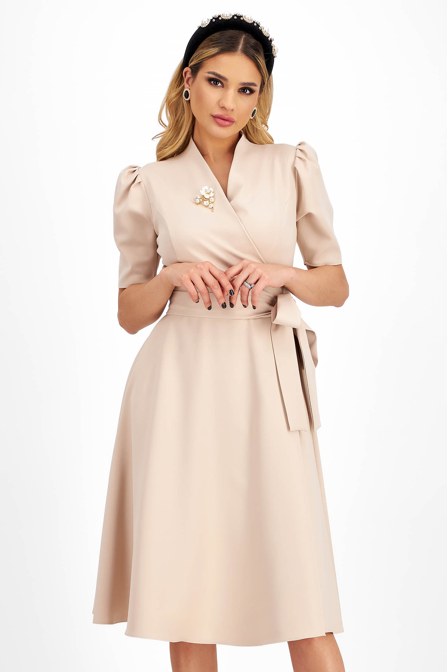 Rochie din stofa elastica bej midi in clos accesorizata cu brosa si buzunare laterale - StarShinerS 1 - StarShinerS.ro