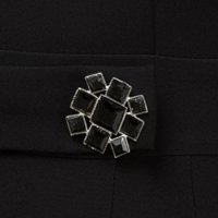 Ruha fekete rugalmas szövet háromnegyedes ceruza dekoratív gombokkal szivacsos vállrésszel