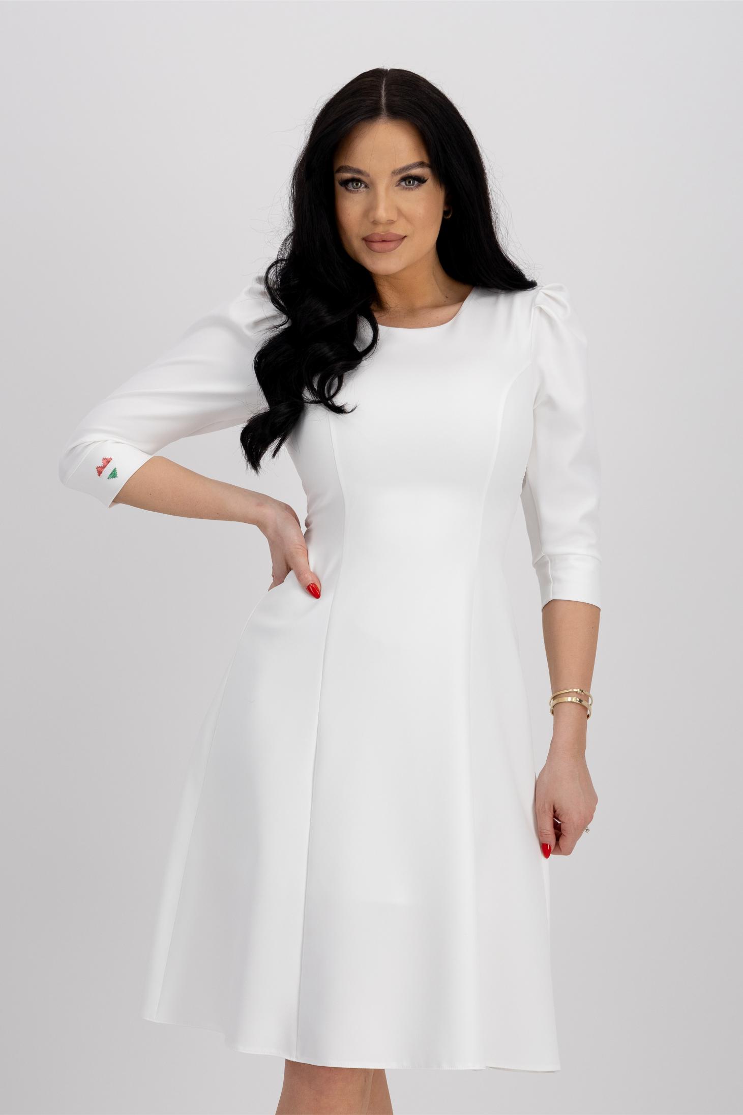 Haljina od elastične tkanine boje slonovače, midi kroja s naboranim ramenima i trobojnim vezenim detaljem - StarShinerS 1 - StarShinerS.hr