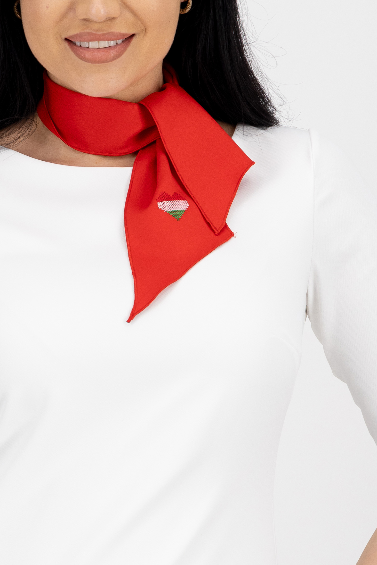 Šátek z lehce elastické červené látky s vyšívaným tricolorním detailem - StarShinerS 1 - StarShinerS.cz