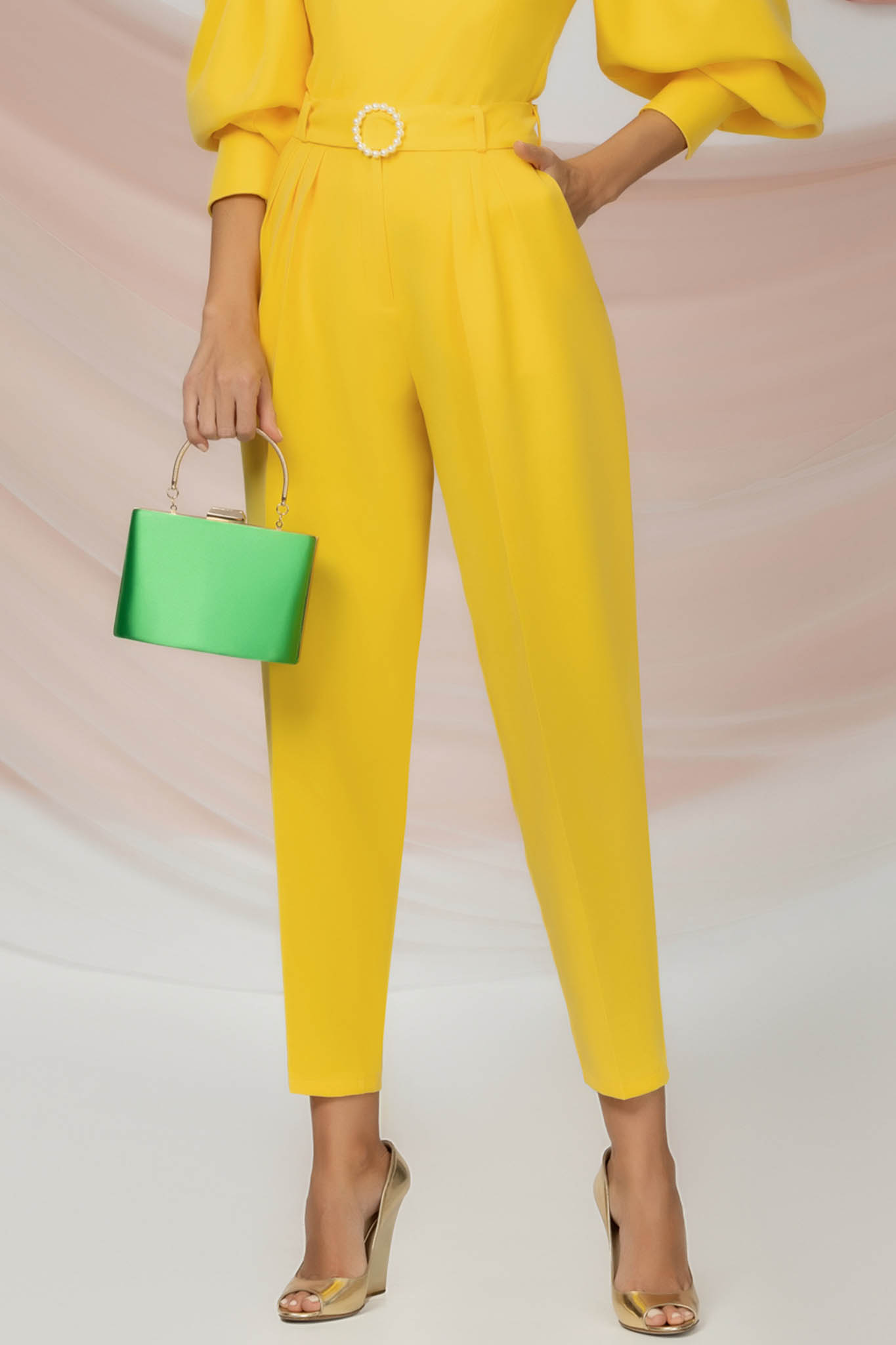 Pantaloni lungi din stofa elastica galbeni conici cu buzunare laterale accesorizati cu cordon 1 - StarShinerS.ro