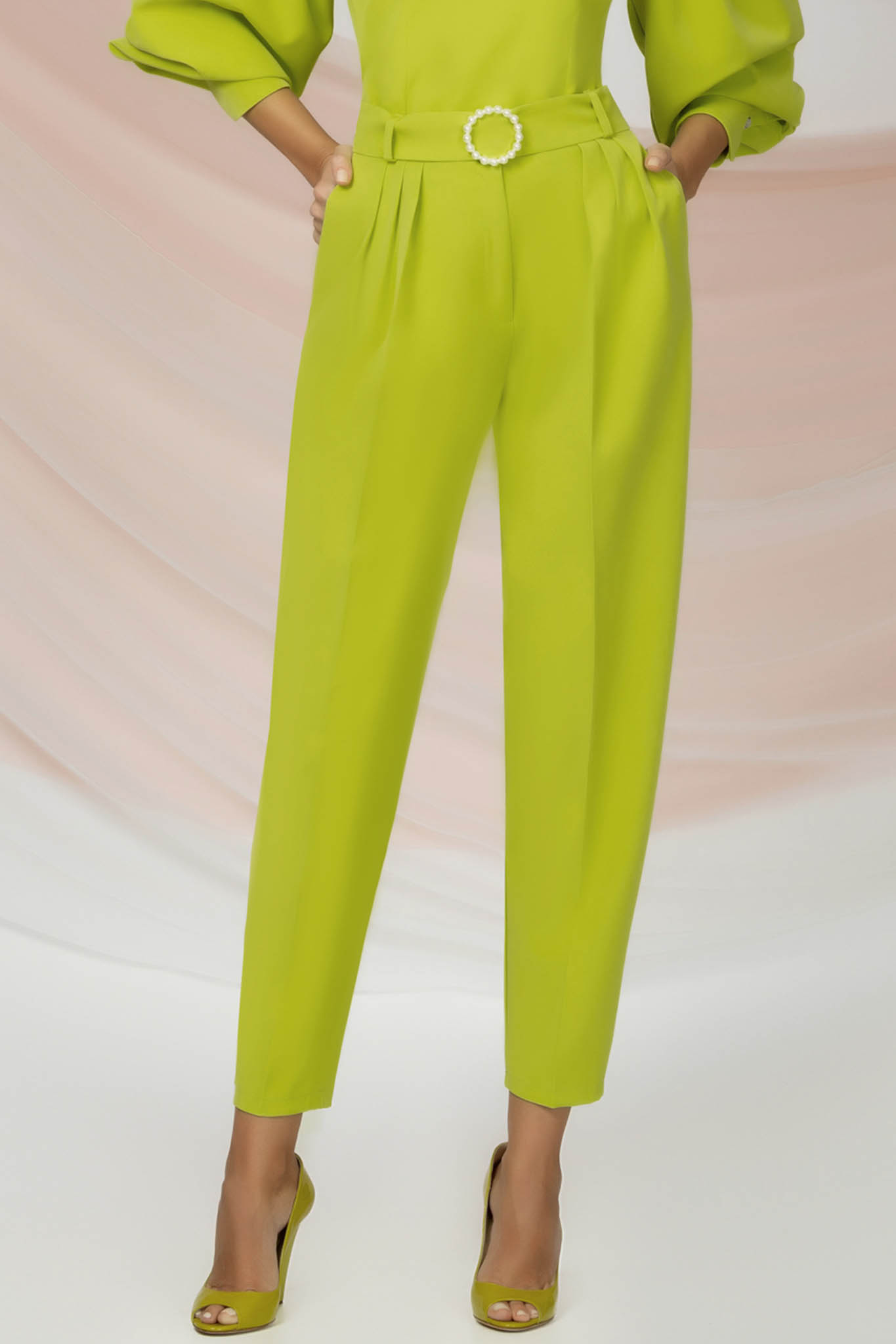 Pantaloni lungi din stofa elastica verde lime conici cu buzunare laterale accesorizati cu cordon 1 - StarShinerS.ro