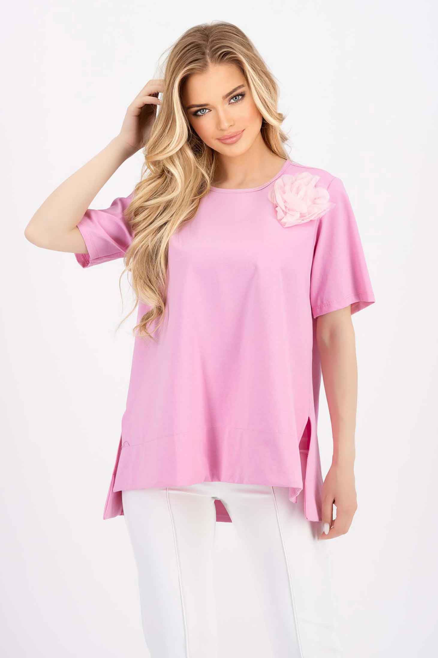 Póló világos rózsaszínű pamutból készült bő szabású aszimetrikus virág alakú brossal 1 - StarShinerS.hu