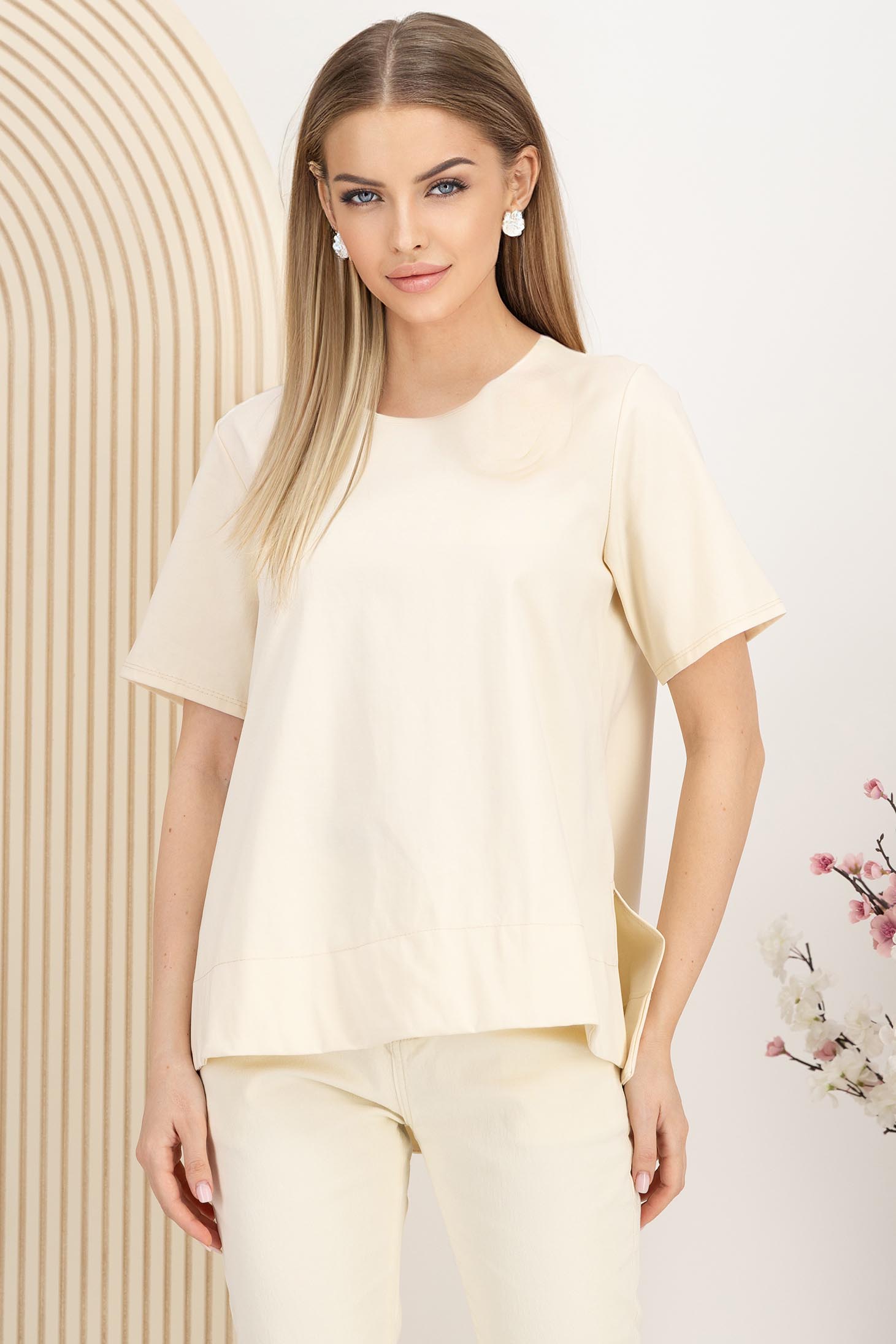 Tricou din bumbac bej cu croi larg usor asimetric cu brosa in forma de floare 1 - StarShinerS.ro