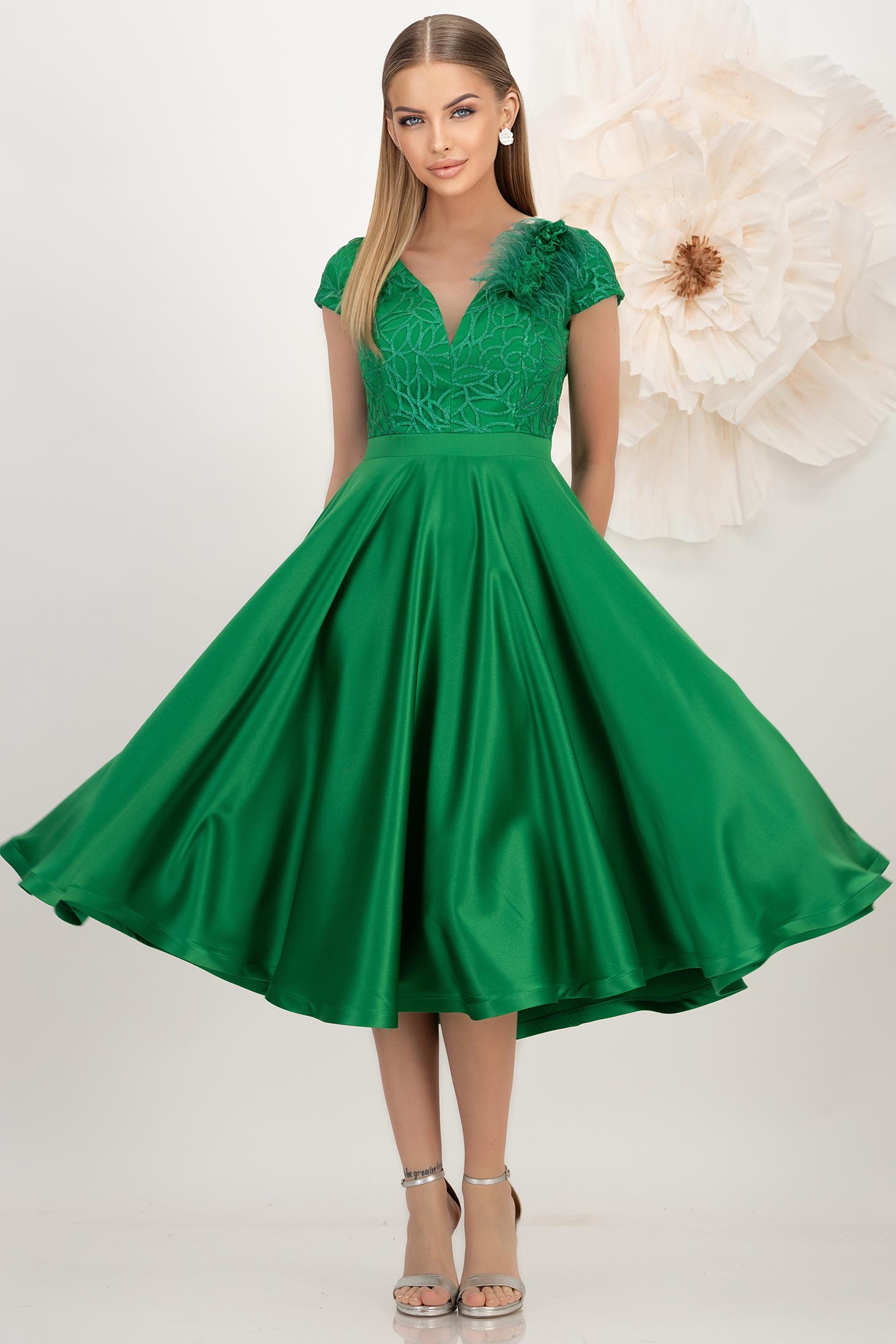 Rochie din tafta elastica si dantela verde midi in clos accesorizata cu brosa cu pene - StarShinerS 1 - StarShinerS.ro