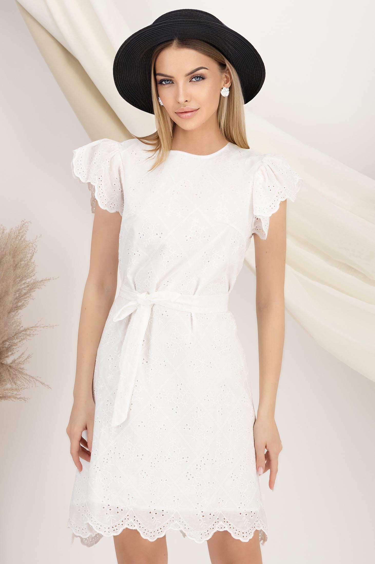Rochie din ghipură alba scurta cu croi larg accesorizata cu cordon in talie 1 - StarShinerS.ro