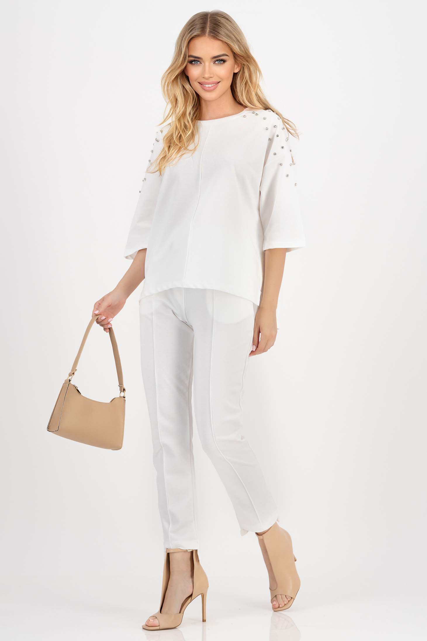 Compleu din bumbac elastic alb cu croi larg si buzunare laterale accesorizat cu pietre strass 1 - StarShinerS.ro