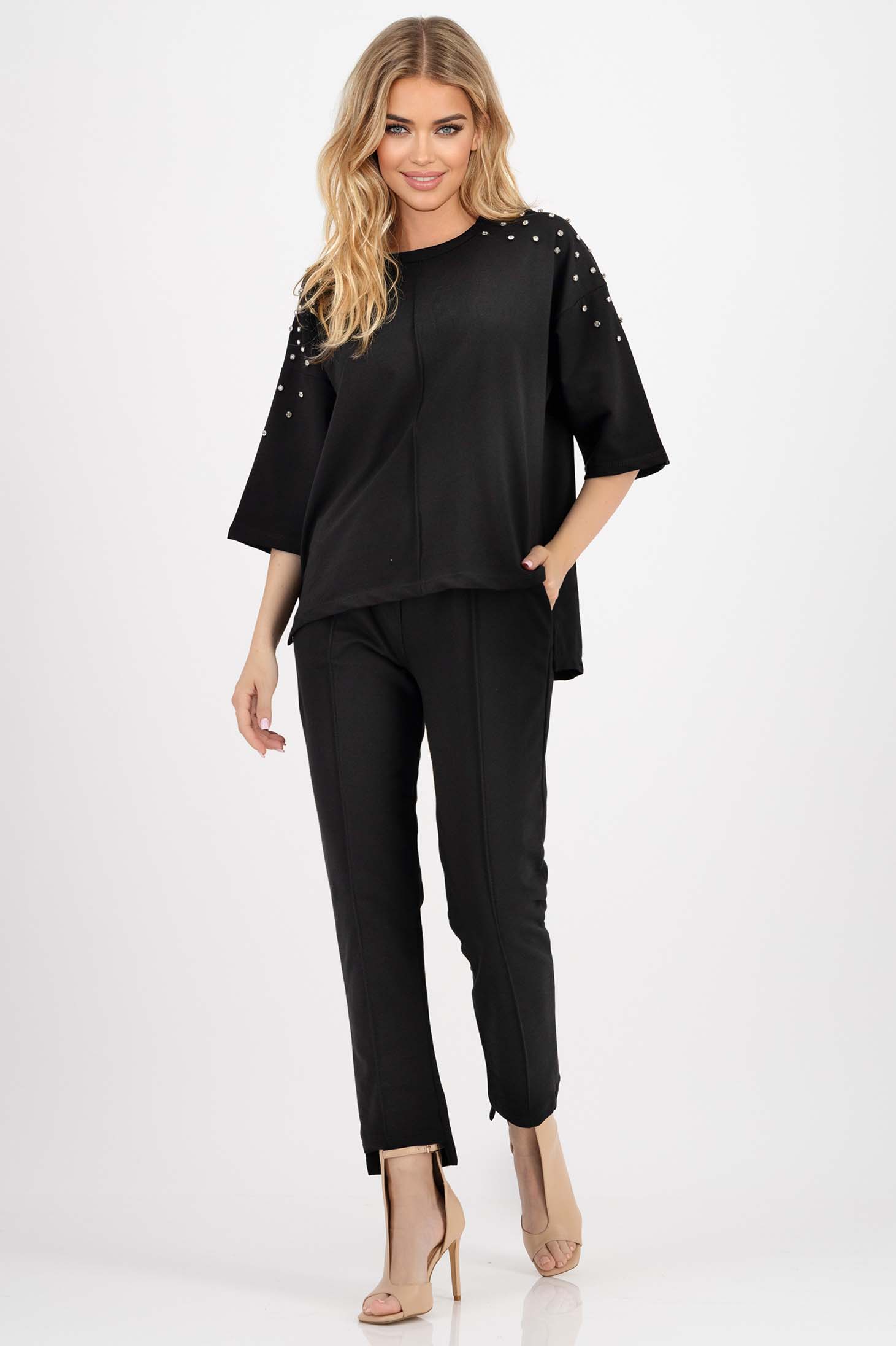 Compleu din bumbac elastic negru cu croi larg si buzunare laterale accesorizat cu pietre strass 1 - StarShinerS.ro