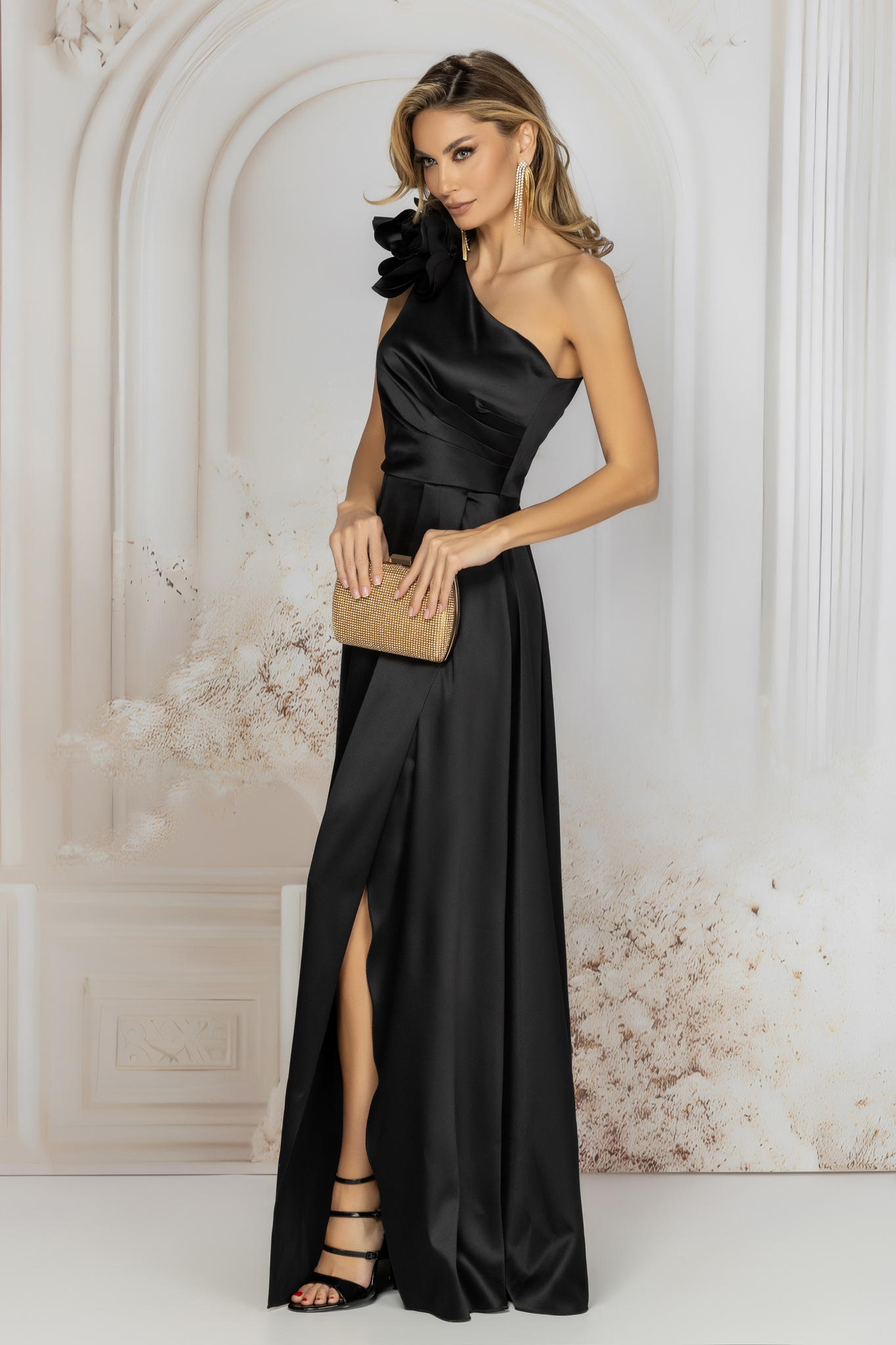 Rochie lunga din tafta elastica neagra in clos accesorizata cu brosa maxi florala 1 - StarShinerS.ro