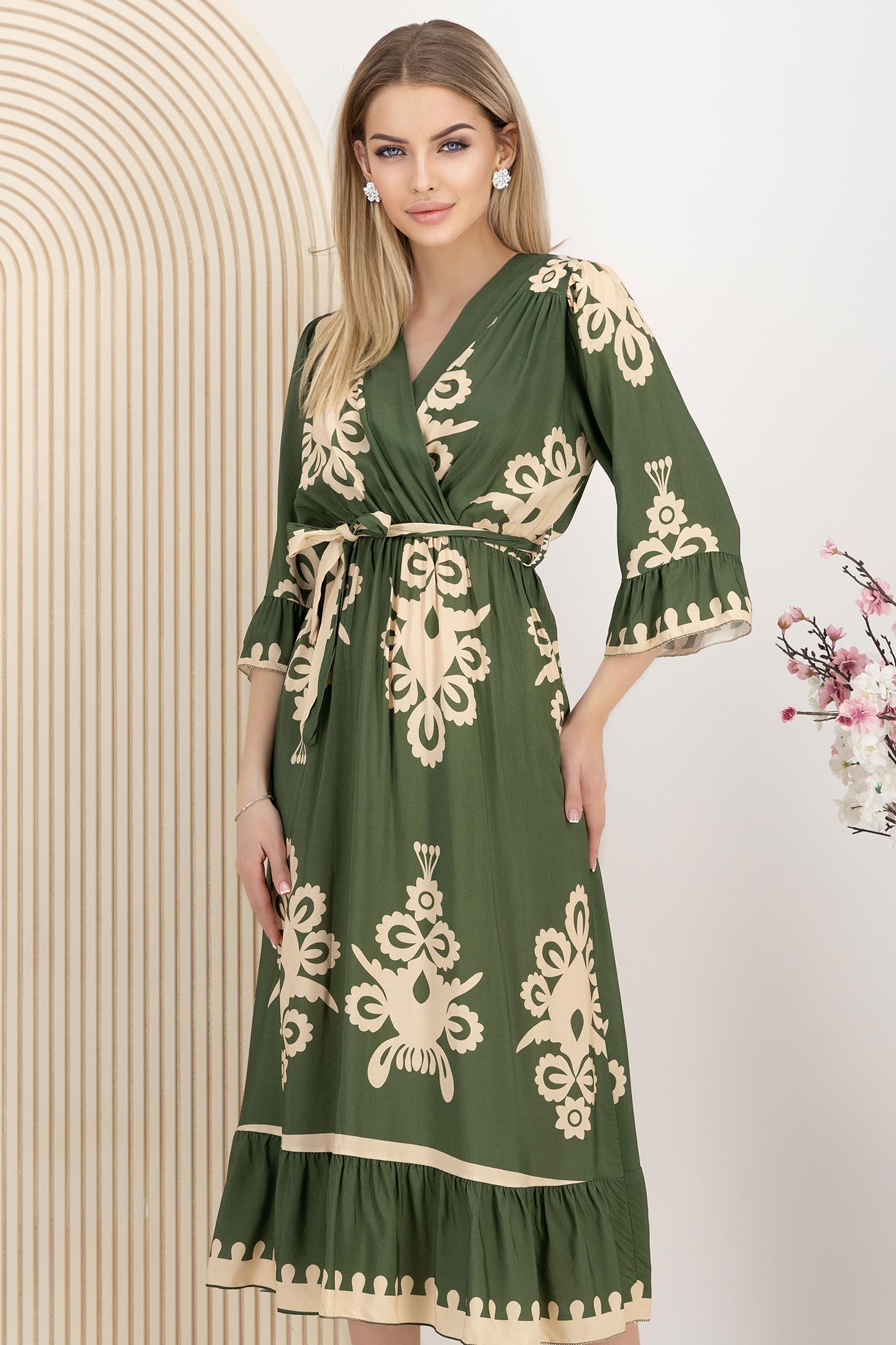 Rochie din viscoza kaki in clos cu elastic in talie si decolteu petrecut 1 - StarShinerS.ro