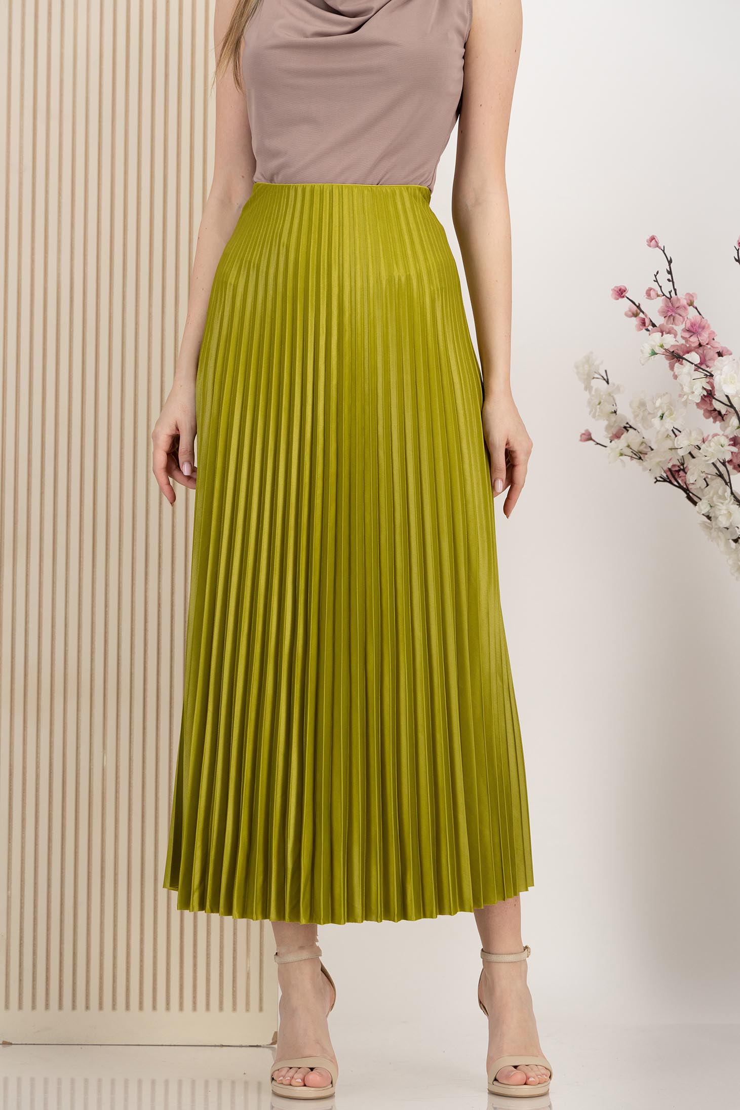 Fusta verde lime plisata din lycra midi in clos cu elastic in talie 1 - StarShinerS.ro
