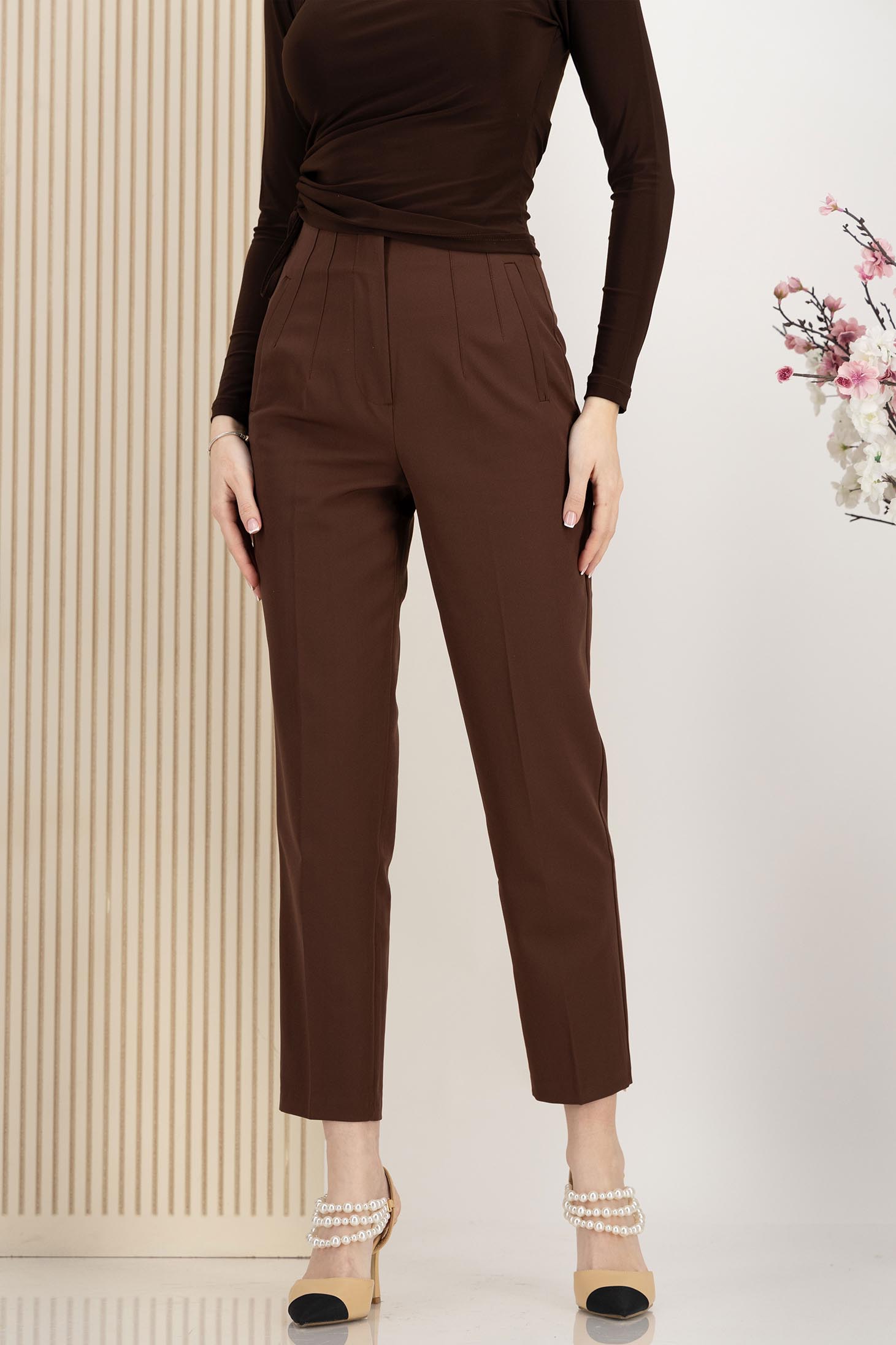 Pantaloni din stofa elastica maro conici cu talie inalta si buzunare false 1 - StarShinerS.ro