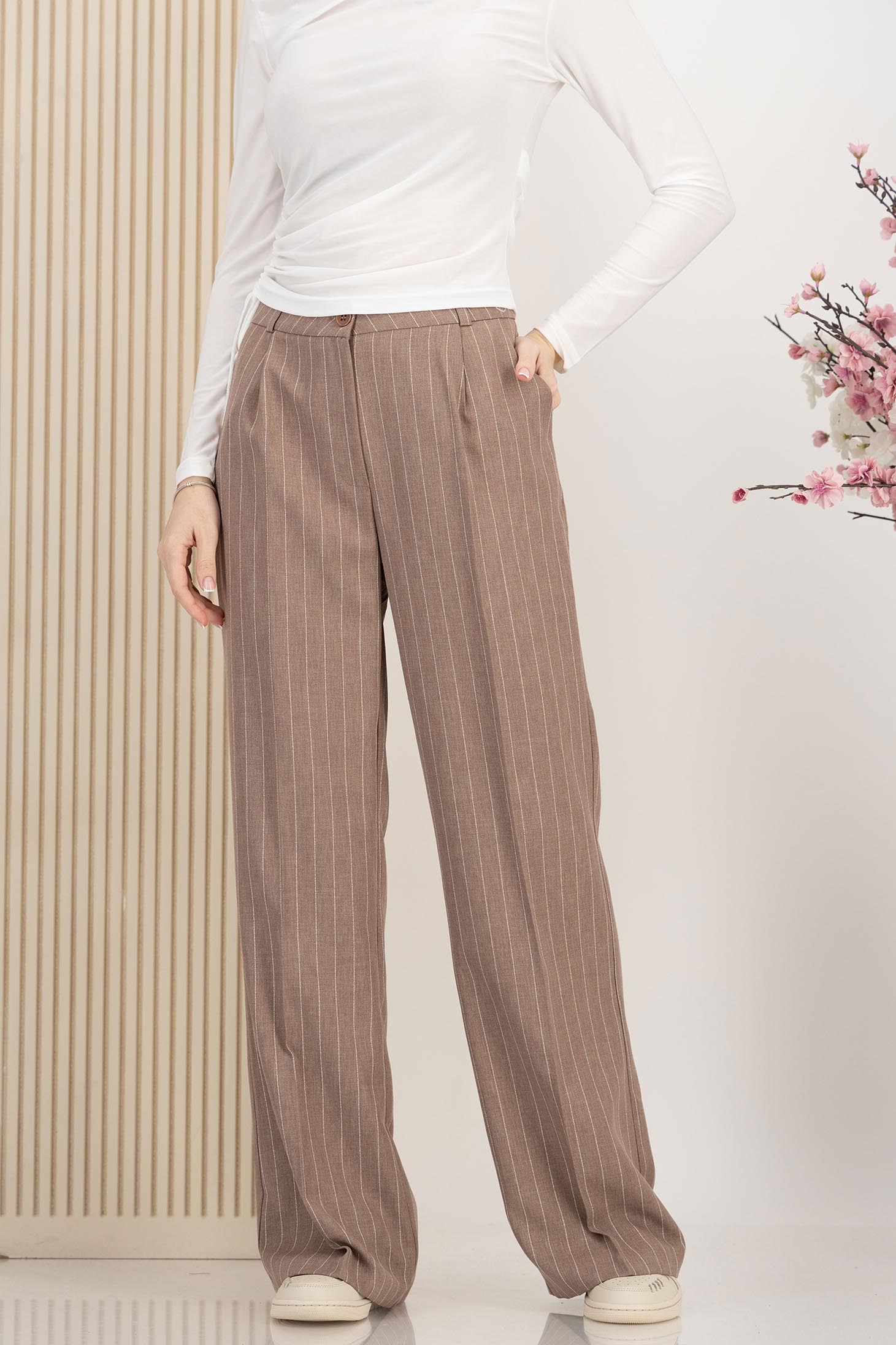 Pantaloni din georgette maro lungi evazati cu buzunare laterale 1 - StarShinerS.ro