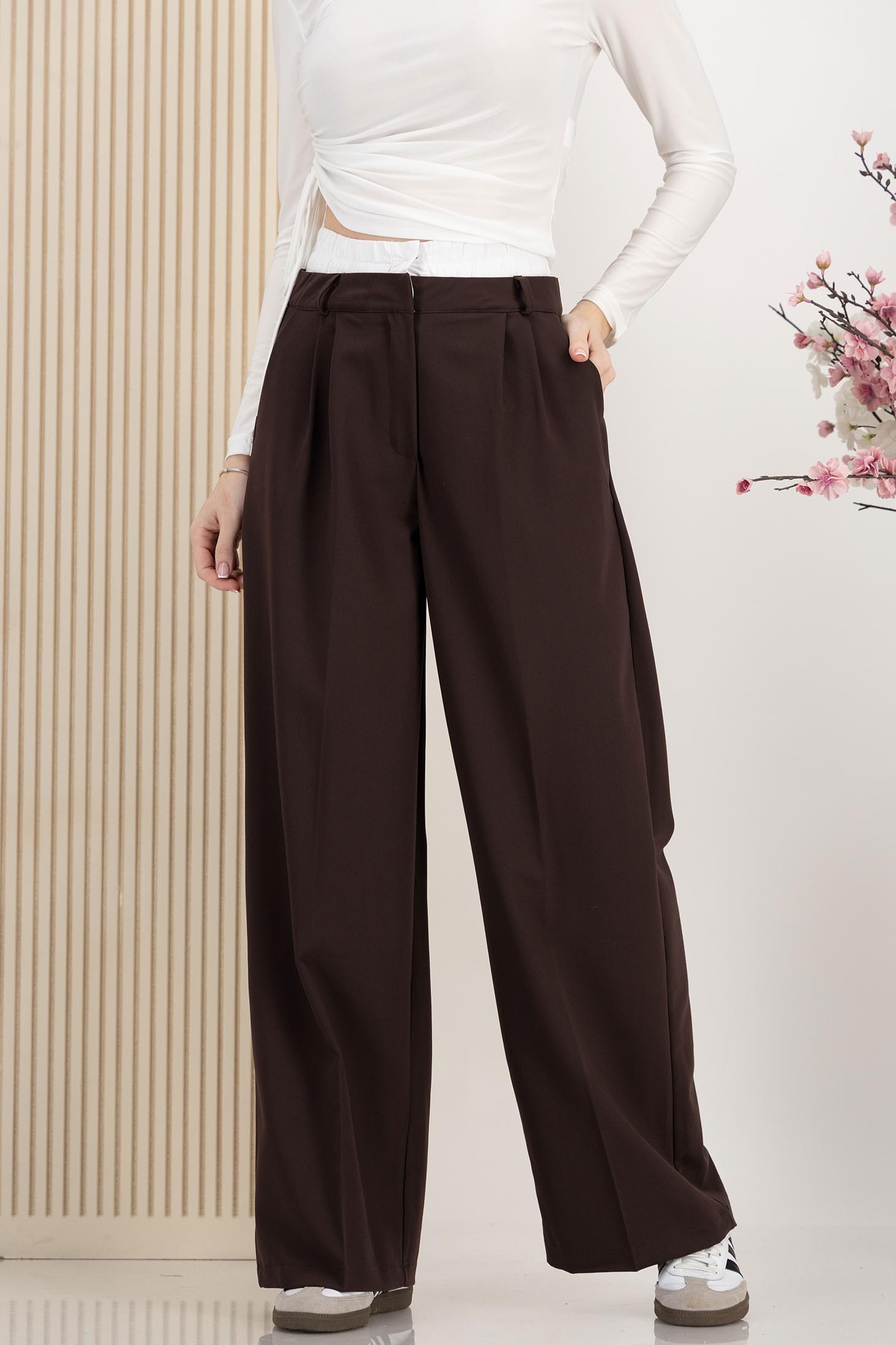 Pantaloni din stofa elastica maro-inchis evazati cu betelie dubla si buzunare laterale 1 - StarShinerS.ro
