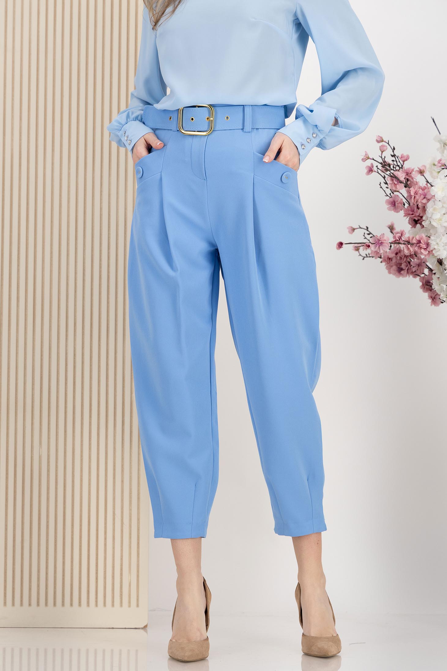 Pantaloni din bumbac albastru-deschis cu buzunare frontale si accesoriu tip curea 1 - StarShinerS.ro