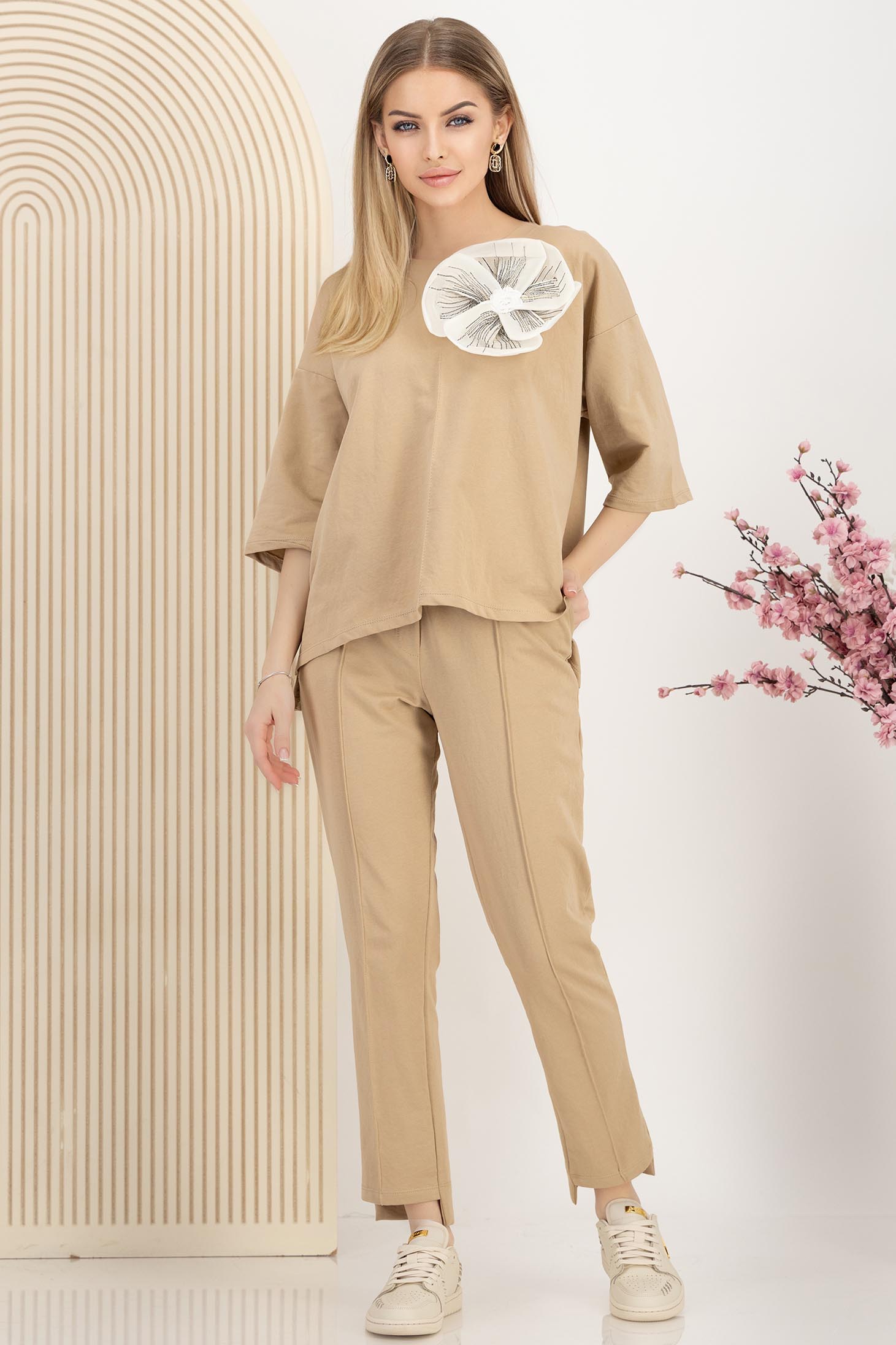 Compleu din bumbac elastic crem cu croi larg si buzunare laterale accesorizat cu brosa florala maxi 1 - StarShinerS.ro