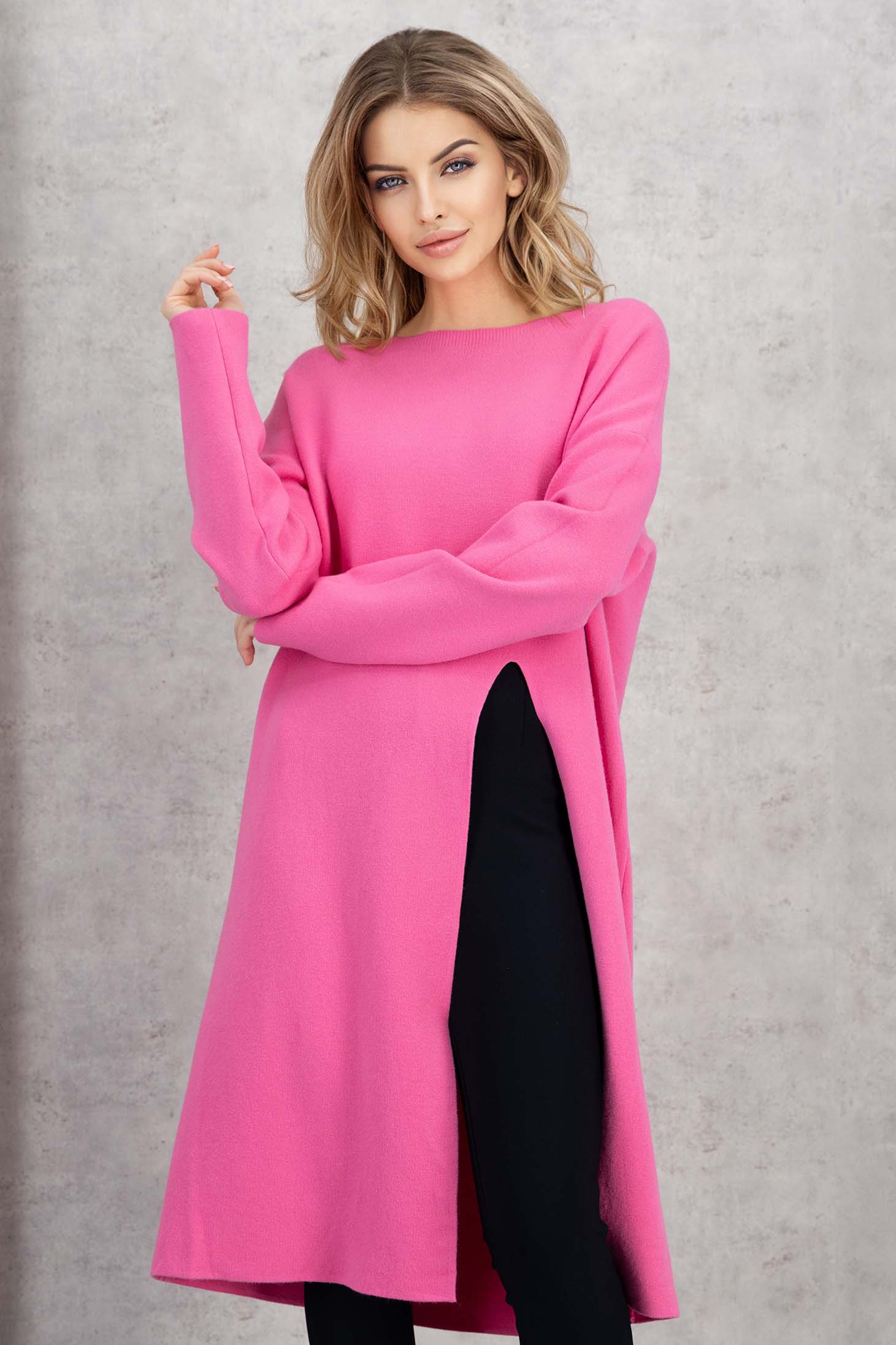 Pulover lung tricotat roz cu croi larg si slit frontal 1 - StarShinerS.ro