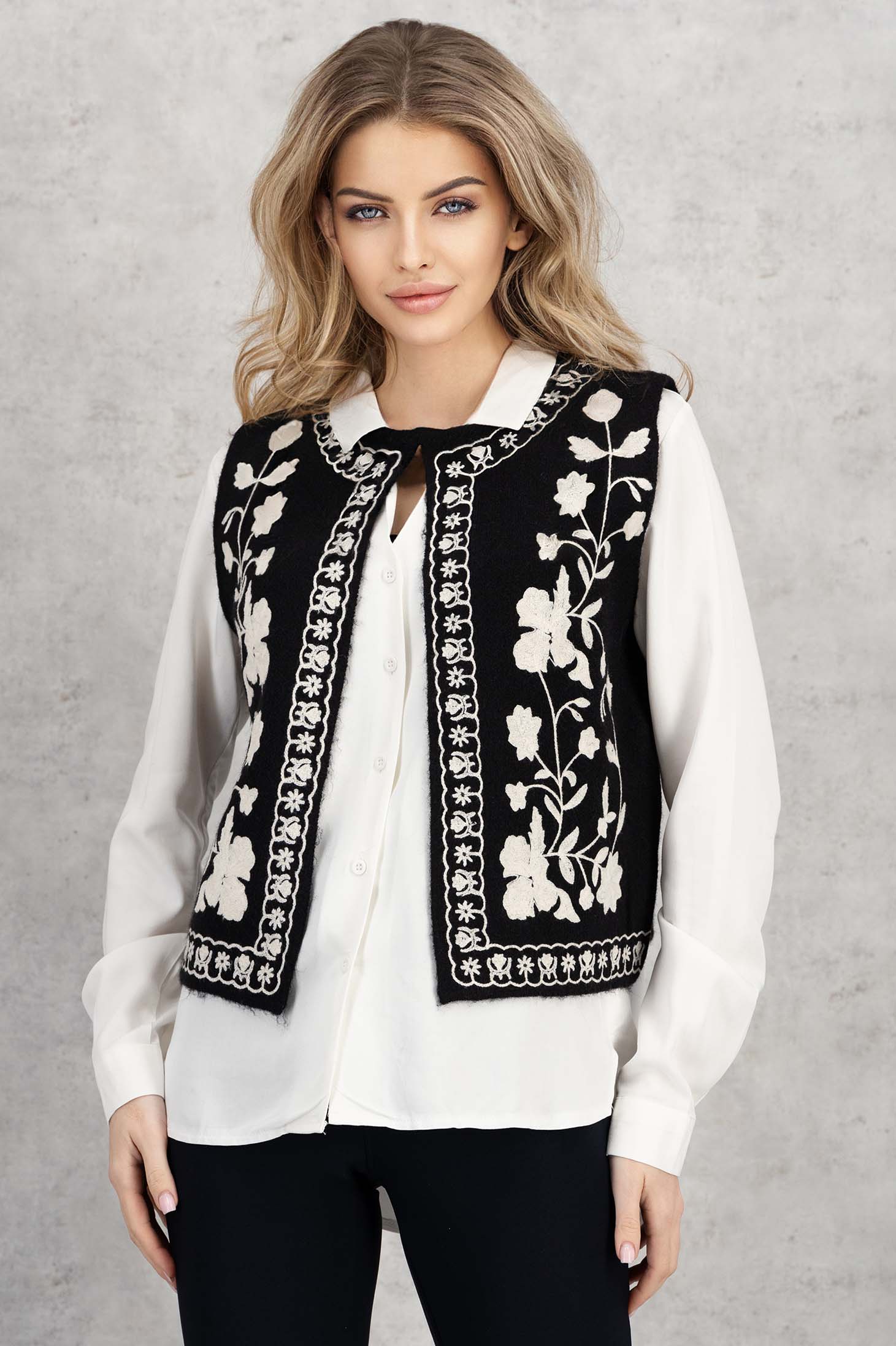 Vesta din tricot neagra cu un croi drept si detalii traditionale brodate 1 - StarShinerS.ro