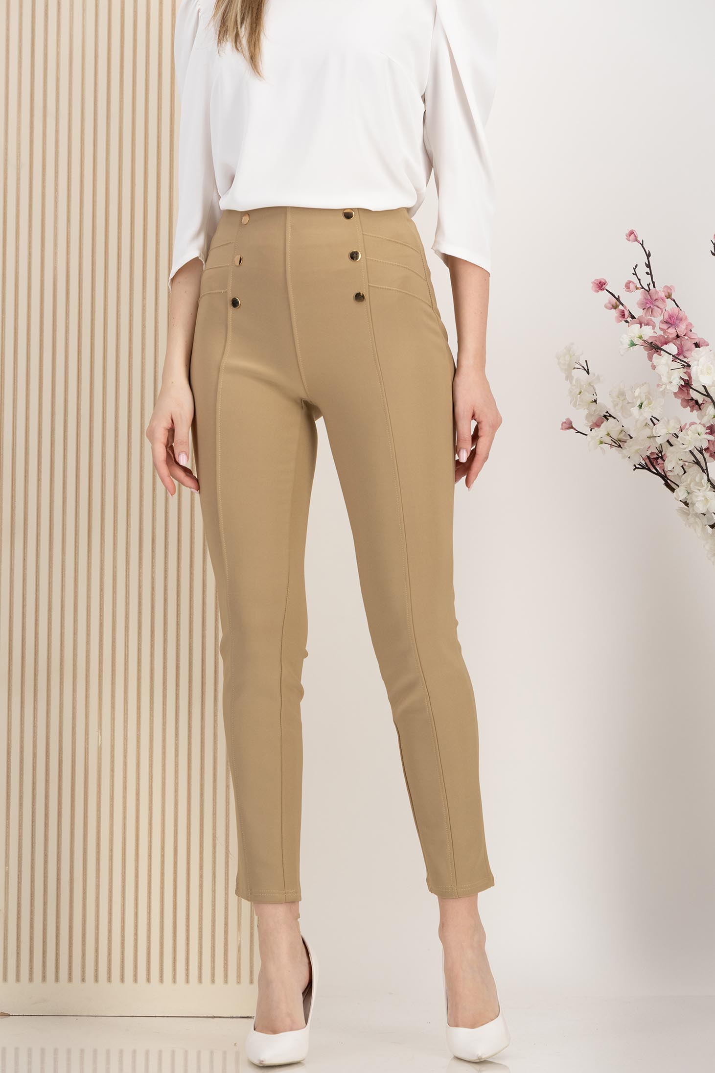 Pantaloni lungi din bumbac bej conici cu elastic in talie si nasturi decorativi 1 - StarShinerS.ro