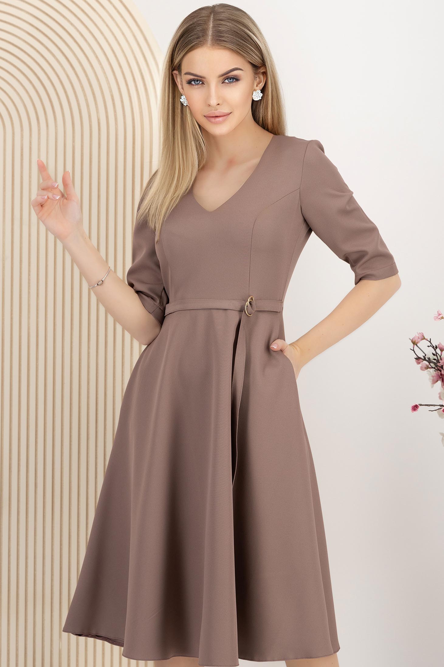 Rochie din stofa elastica mocha midi in clos cu accesoriu tip curea - StarShinerS 1 - StarShinerS.ro