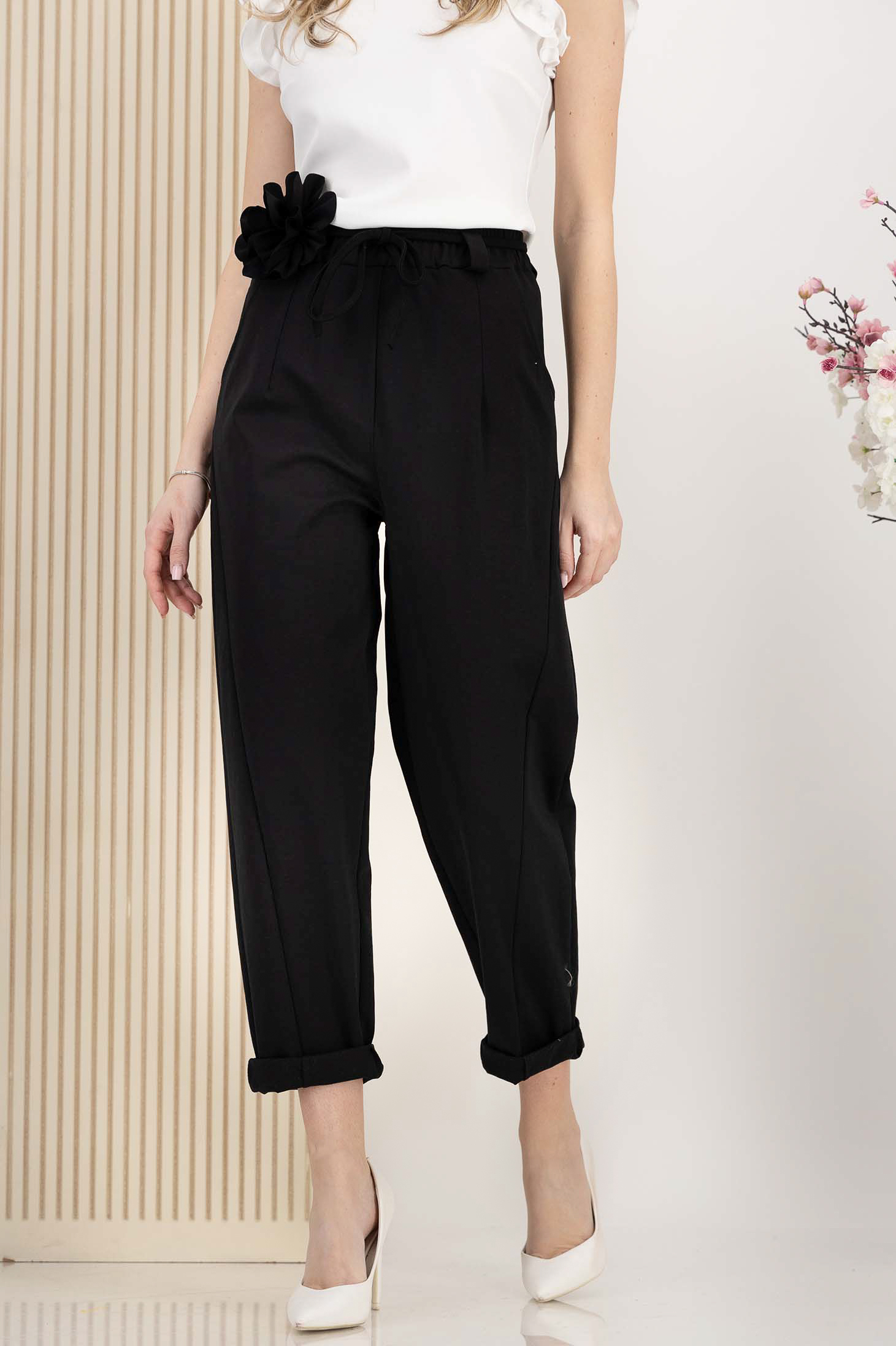 Pantaloni lungi din bumbac negri cu elastic in talie si aplicatie florala 1 - StarShinerS.ro