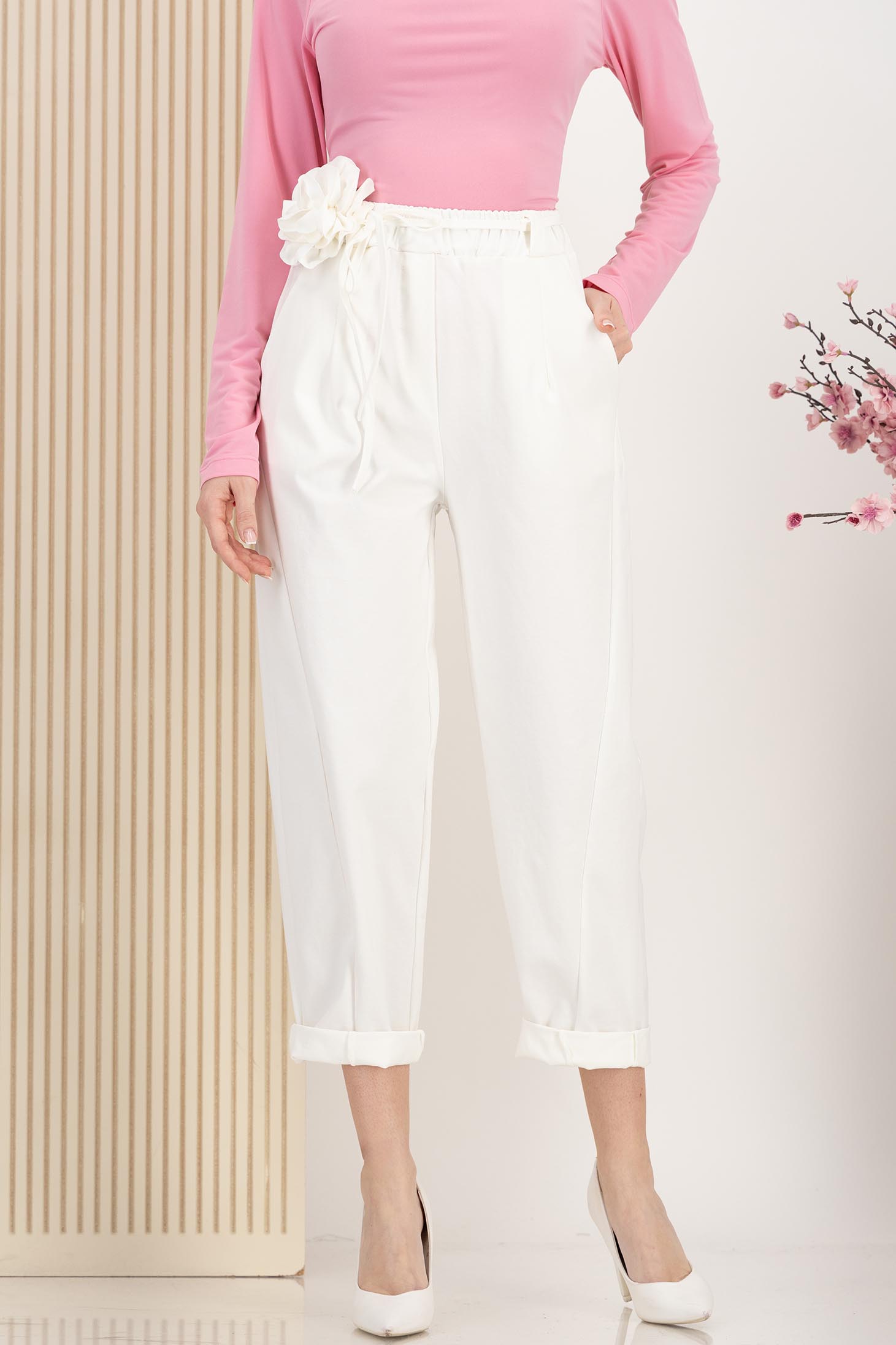 Pantaloni lungi din bumbac albi cu elastic in talie si aplicatie florala 1 - StarShinerS.ro