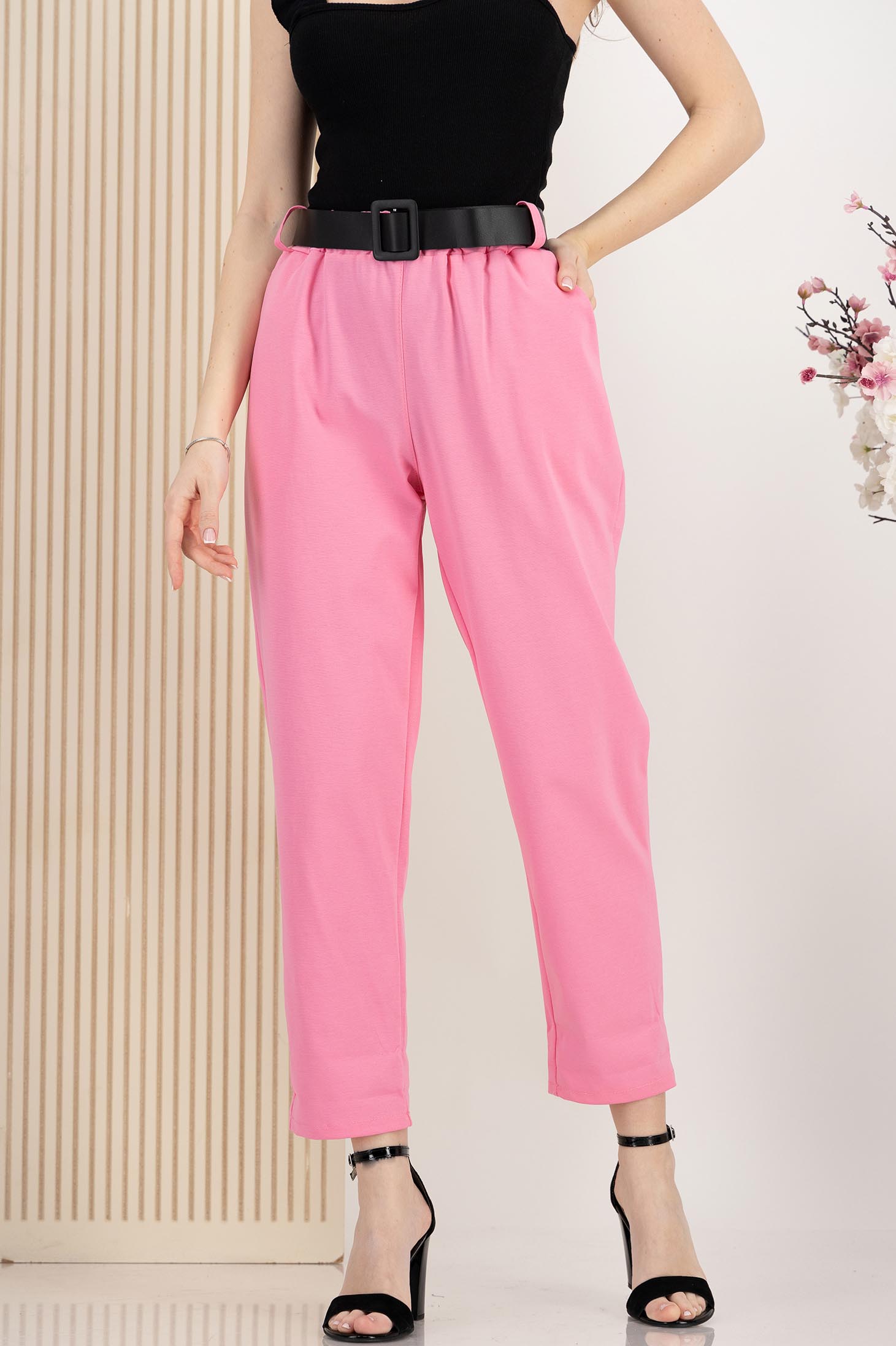 Pantaloni lungi din bumbac roz cu elastic in talie si accesoriu tip curea 1 - StarShinerS.ro
