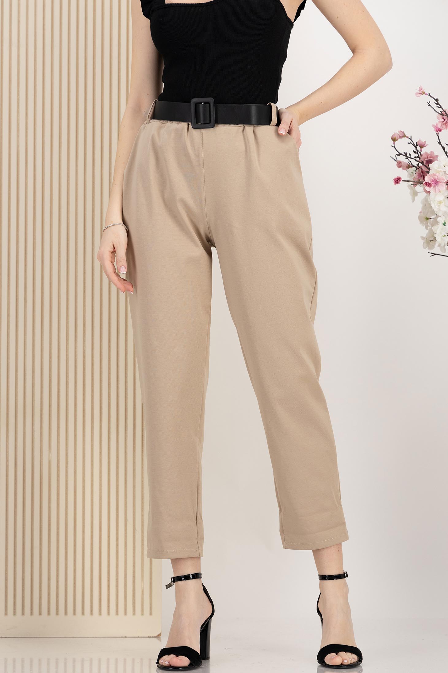 Pantaloni lungi din bumbac bej cu elastic in talie si accesoriu tip curea 1 - StarShinerS.ro