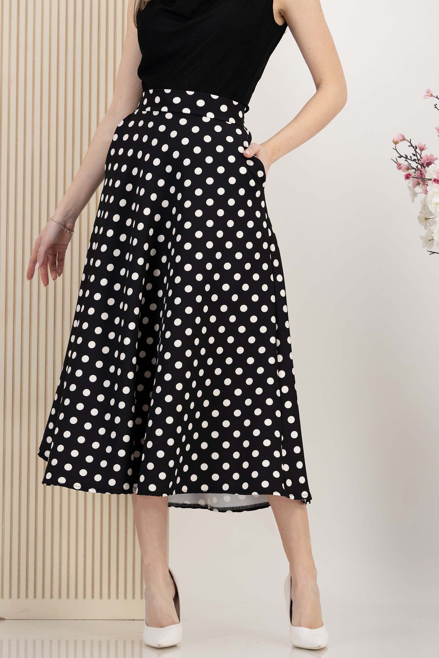 Fusta din stofa elastica neagra midi in clos cu elastic in talie si buzunare laterale 1 - StarShinerS.ro