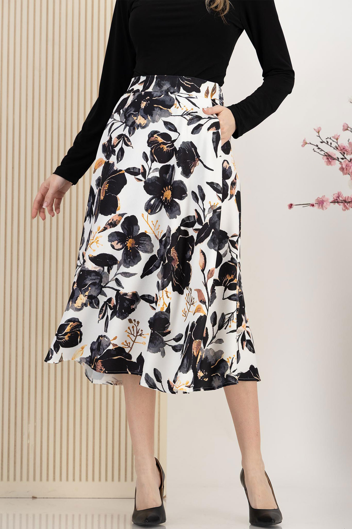 Fusta din stofa elastica neagra midi in clos cu elastic in talie si buzunare laterale 1 - StarShinerS.ro