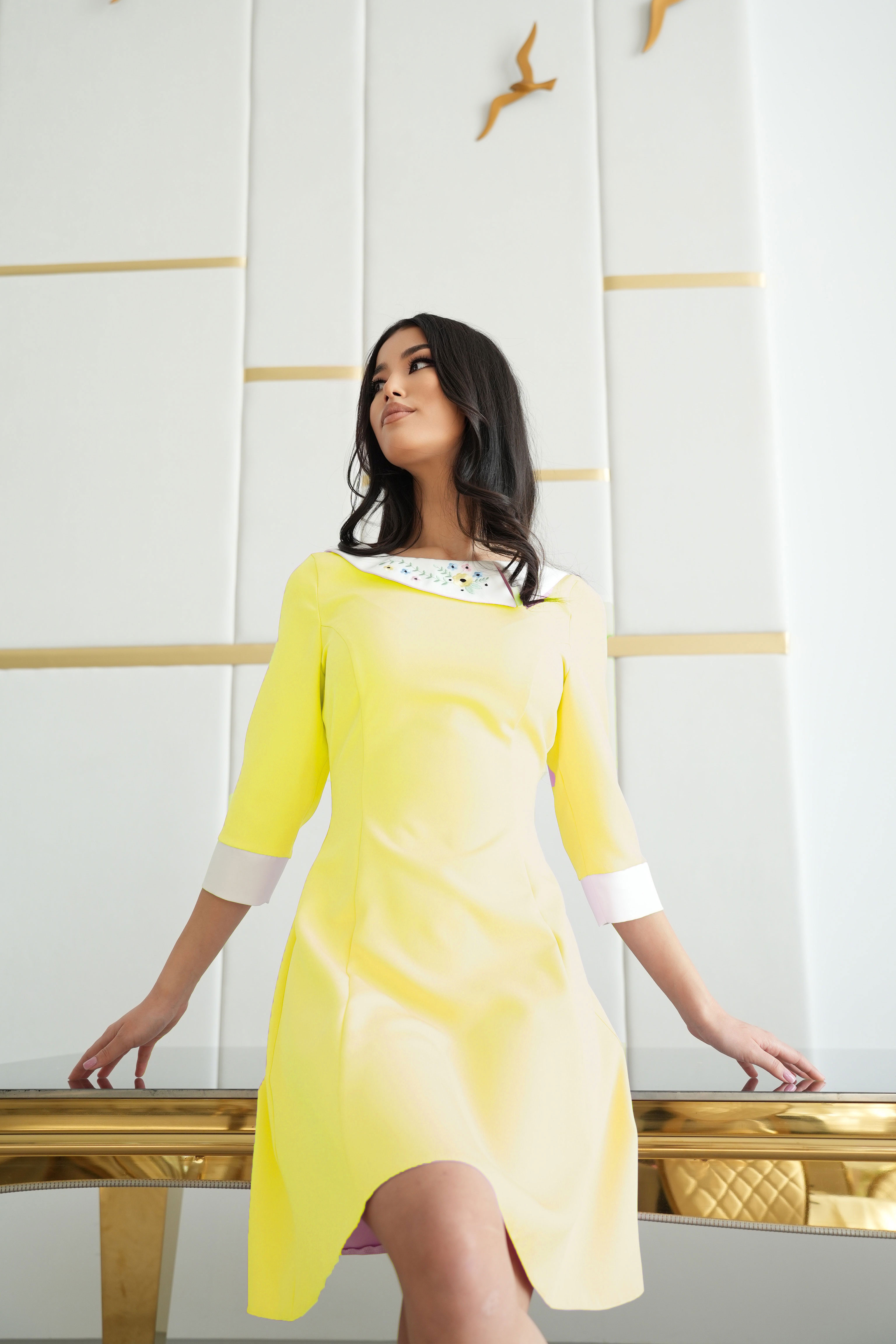 Rochie din stofa elastica galbena scurta in clos cu guler brodat - StarShinerS 1 - StarShinerS.ro