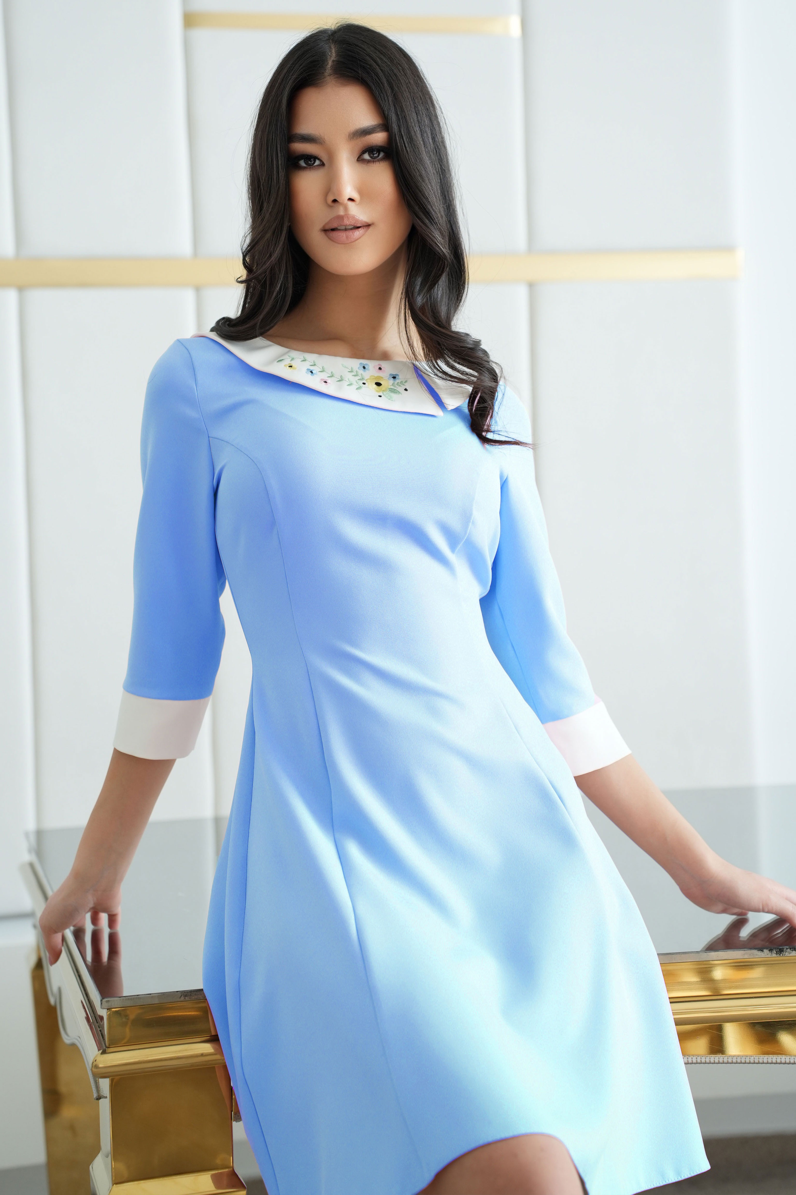 Rochie din stofa elastica albastru-deschis scurta in clos cu guler brodat - StarShinerS 1 - StarShinerS.ro