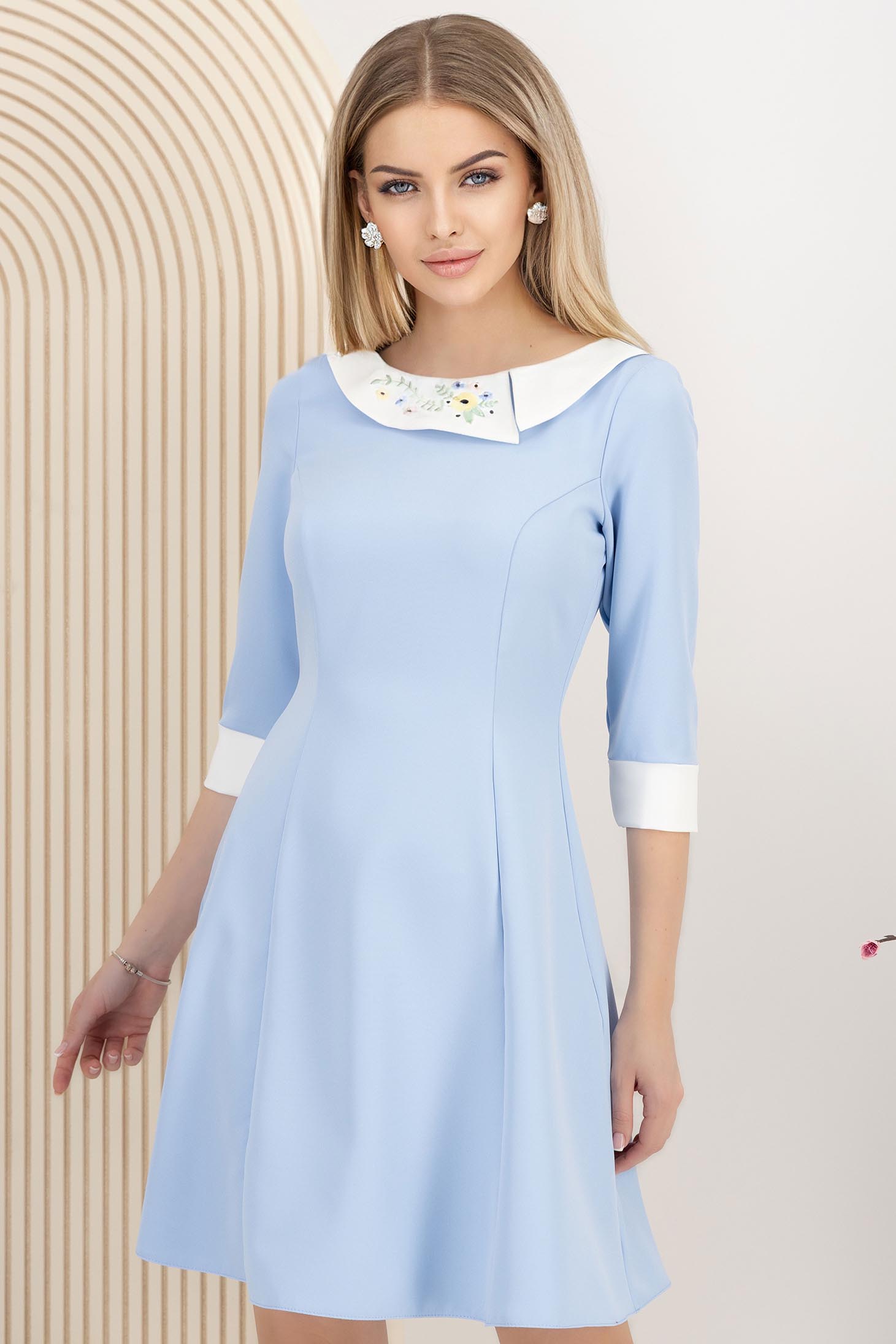 Rochie din stofa elastica albastru-deschis scurta in clos cu guler brodat - StarShinerS 1 - StarShinerS.ro