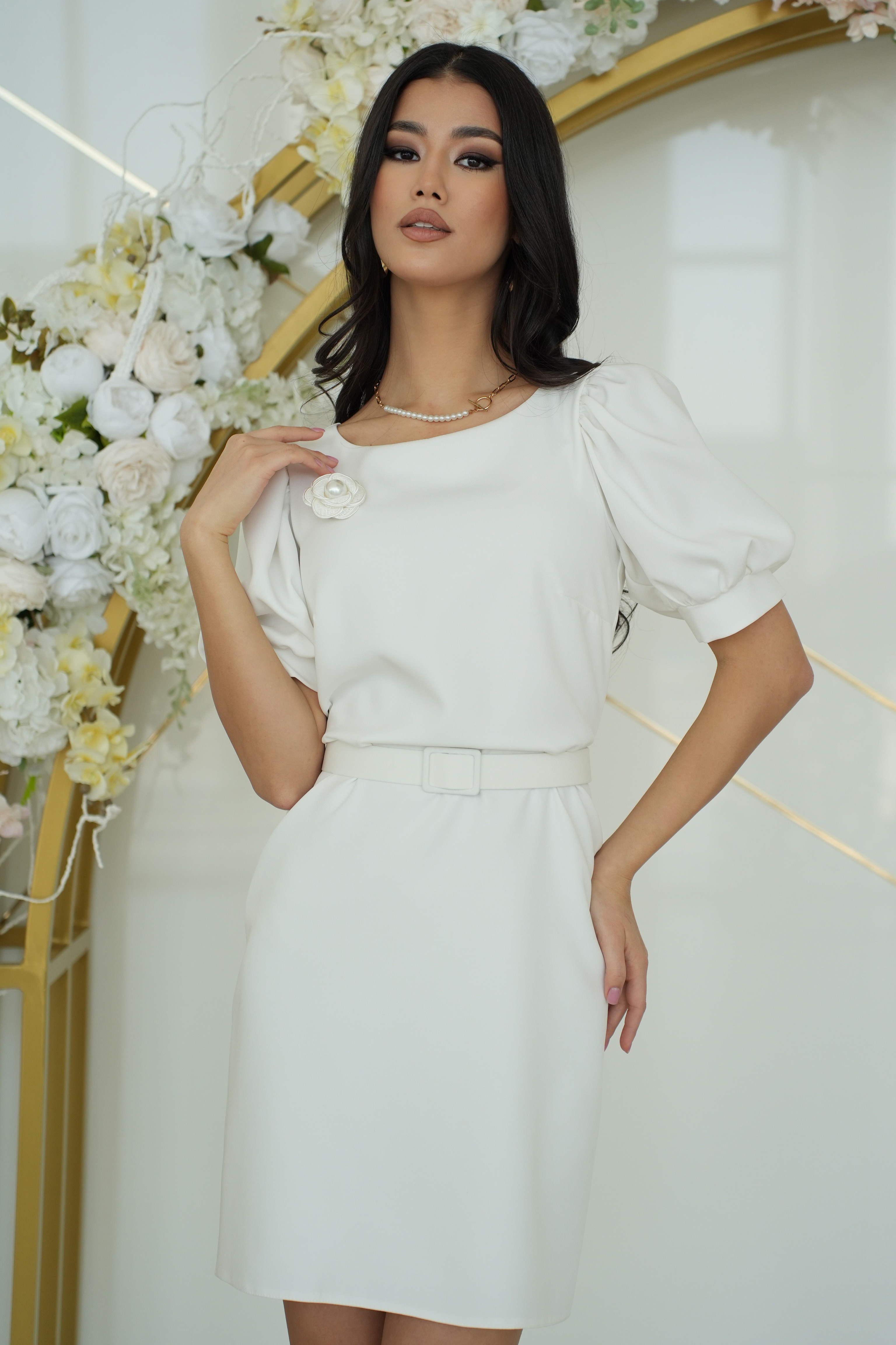 Rochie din stofa elastica alba scurta cu un croi drept si accesoriu tip curea si brosa - StarShinerS 1 - StarShinerS.ro