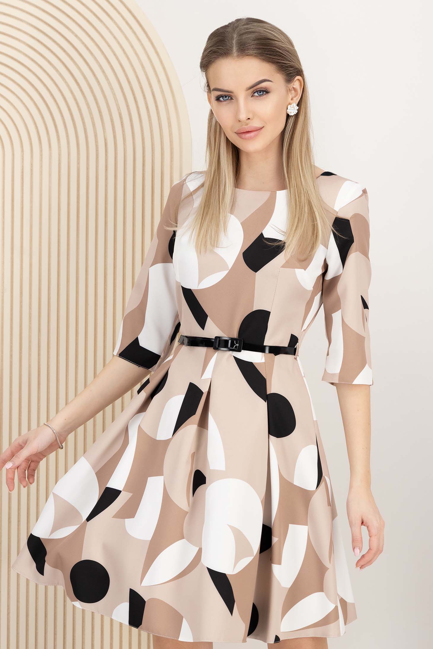Rochie din stofa elastica bej scurta cu pliuri si accesoriu tip curea 1 - StarShinerS.ro
