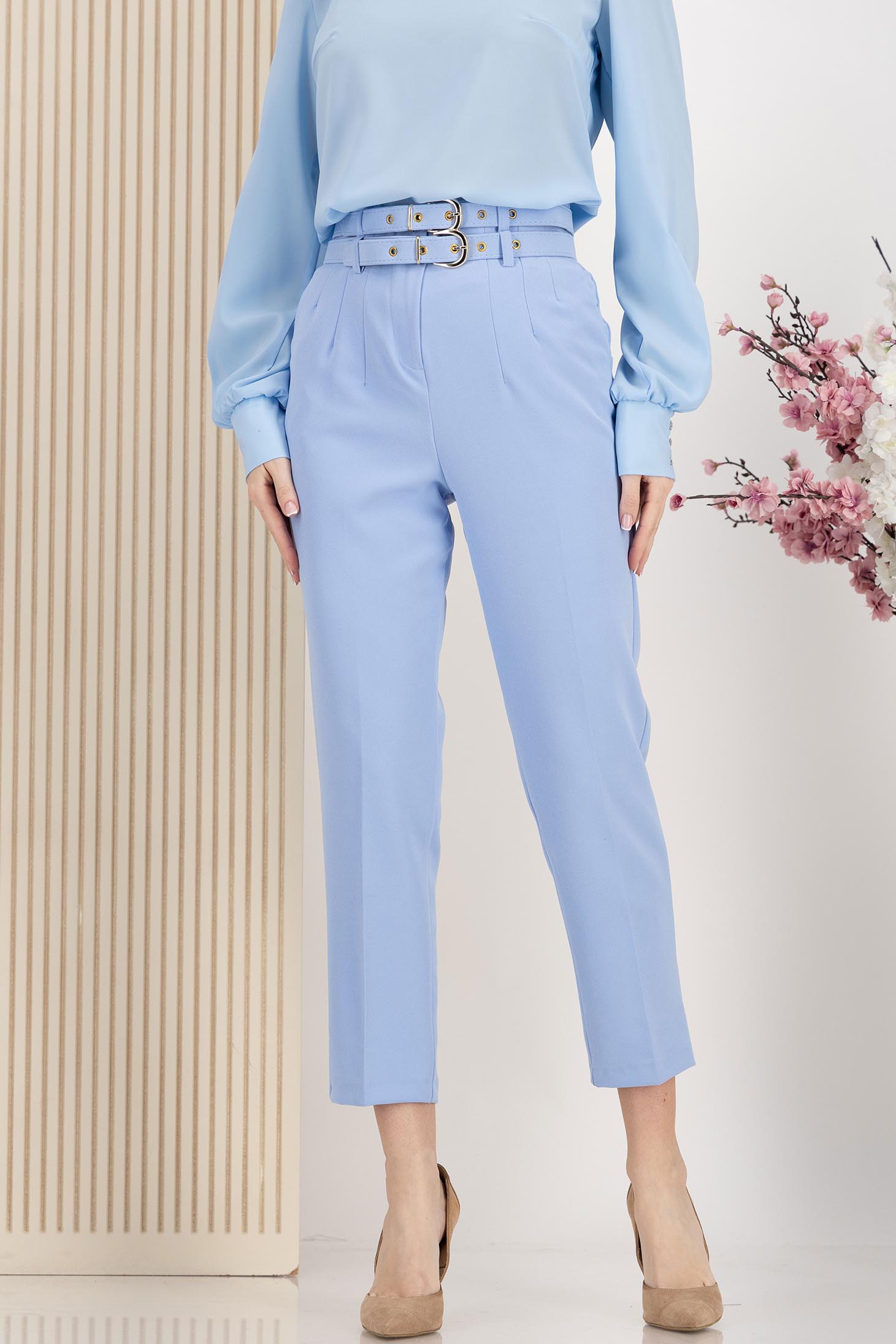 Pantaloni lungi din stofa elastica albastru-deschis cu un croi drept si accesorii tip curea 1 - StarShinerS.ro