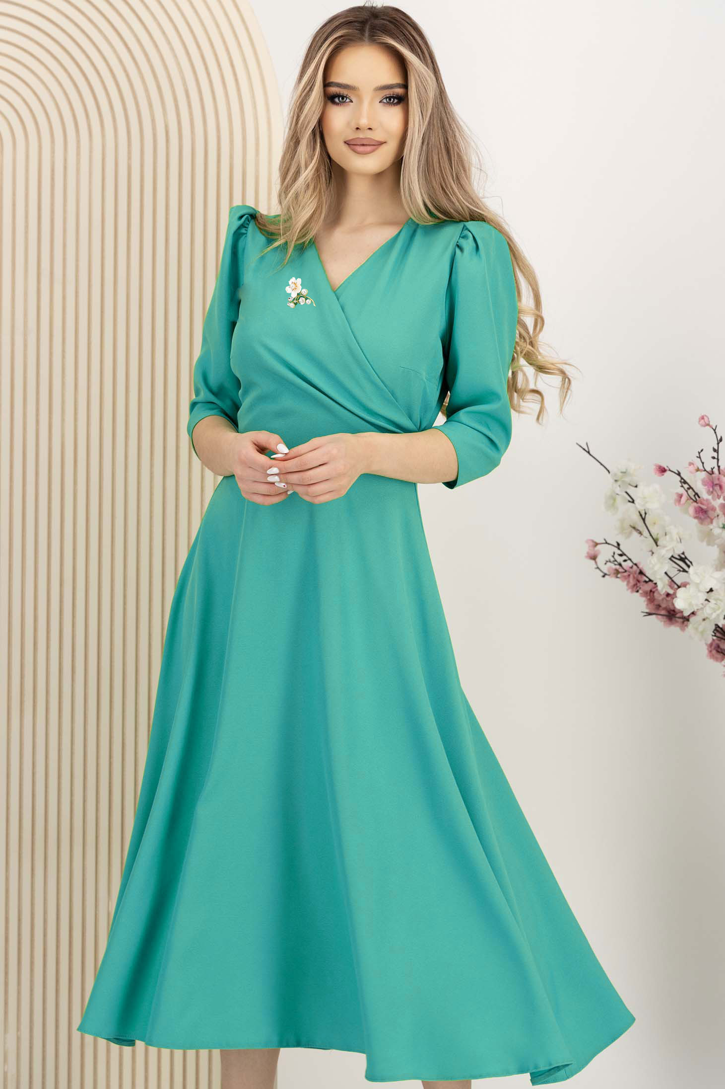Rochie din georgette turcoaz midi in clos accesorizata cu brosa - StarShinerS 1 - StarShinerS.ro
