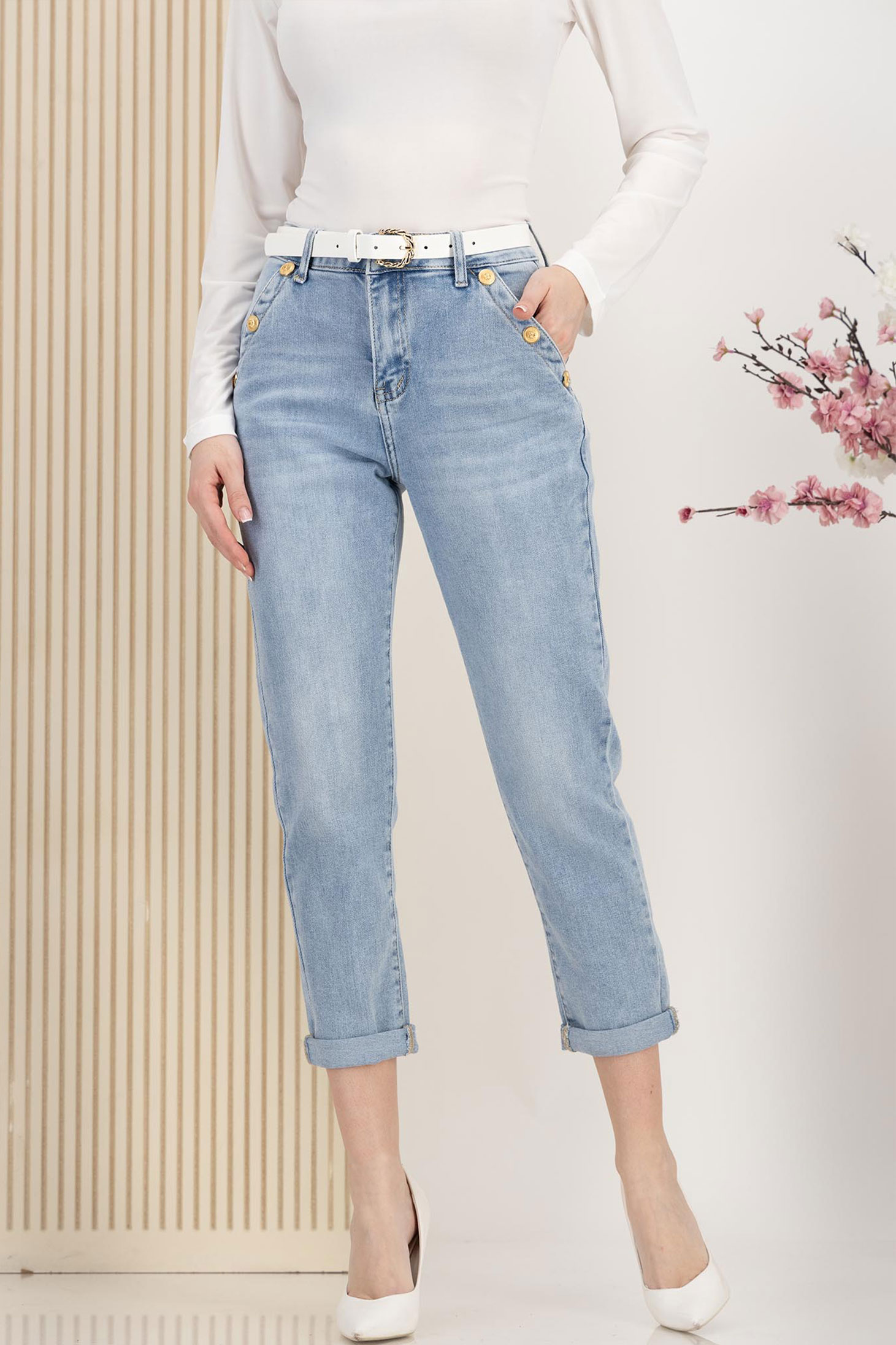 Blugi lungi Mom Fit albastri cu accesoriu tip curea si nasturi decorativi 1 - StarShinerS.ro